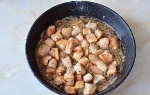 Gautą padažą užpilkite ant mėsos ir, maišydami, viską užvirinkite. Krakmolas padažą padarys maloniai tirštą. Paragaukite. Jei reikia, įbe...
