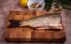 Dabar pasirūpinkime karpiu. Aš naudojau šviežią karpį, todėl jo atitirpinti nereikia. Nuimkite galvą (jei norite, galite jos nenuimti), n...