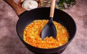 Ir viską kepkite kartu, reguliariai maišydami, kol morkos suminkštės.