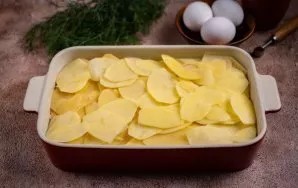 Ir ant maltos mėsos uždėkite likusias bulvių riekeles.