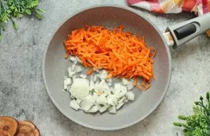 Morkas sutarkuokite, sudėkite į svogūnus ir kepkite ant vidutinės ugnies 5–6 minutes, kol suminkštės. Nuimkite keptuvę nuo ugnies ir leis...