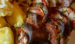 Iškepusią mėsą prieš patiekiant galite supjaustyti porcijomis. Skanu su bulvėmis.