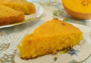 Leiskite pyragui šiek tiek atvėsti ir patiekite su arbata, pabarstę cukraus pudra. Skanaus!