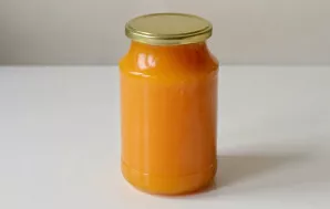 Supilkite sultis į švarius, iš anksto sterilizuotus stiklainius. Apverskite stiklainį dangteliu žemyn, apvyniokite jį šiltoje vietoje ir ...