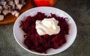 Sutarkuotus burokėlius sudėkite į dubenį ir užpilkite 2–3 šaukštus majonezo.