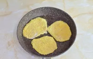 Į karštą keptuvę supilkite augalinį aliejų ir kepkite šnicelius iš abiejų pusių po 2–3 minutes iš kiekvienos pusės.