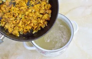 Tada į sriubos puodą sudėkite apkeptus grybus su daržovėmis. Įberkite druskos ir prieskonių pagal skonį. Troškinkite dar 3–5 minutes ir n...