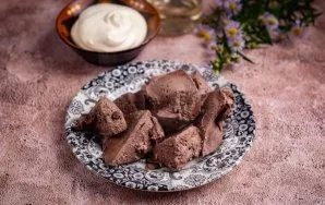 Išimkite išvirusias kepenėles iš puodo ir atvėsinkite.