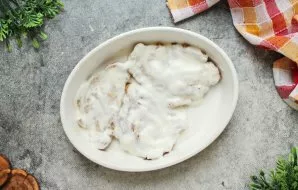 Kiaulieną aptepkite grietine.