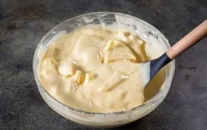 Įberkite cinamono ir viską atsargiai išmaišykite mentele.