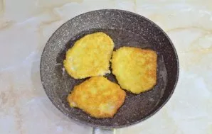 Šniceliai taps malonios auksinės spalvos.