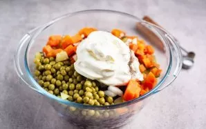 Dabar įdėkite majonezo, maltų juodųjų pipirų ir druskos. Viską sumaišykite ir paragaukite salotų, ar netrūksta druskos. Jei reikia, įberk...