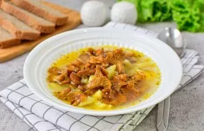 Supilkite paruoštą voveraičių sriubą į dubenėlius ir patiekite. Skanaus!