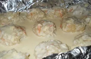 Užpilkite sūrio padažą ant mėsos kukulių. Kepkite orkaitėje 30 minučių 180 laipsnių temperatūroje.