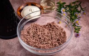 Tada sutarkuokite stambia tarka į erdvų dubenį.