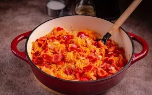 Toliau kepkite viską kartu dar 5–8 minutes.