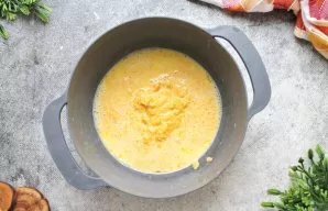 Susmulkinkite keptas daržoves ir sudėkite jas į kiaušinių mišinį, maišydami. Taip mišinys taps sodresnis ir daržovės nesubyrės pjaustant.