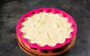 Supilkite mišinį į tinkamą kepimo skardą. Aš naudojau silikoninę formą, todėl jos netepiau riebalais. Jei turite kitokią skardą, ištepkit...