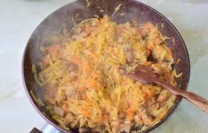 Troškinti kopūstai ir kalakutiena paruošti! Patiekalą padalinkite į lėkštes ir patiekite.