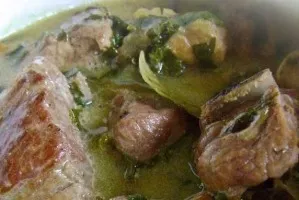 Kiauliena, troškinta su rūgštynėmis