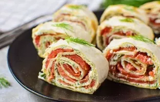 Lavašas su raudona žuvimi