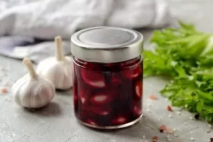 Marinuotas česnakas burokėlių sultyse