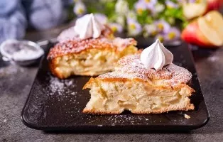 Šarlotė su obuoliais ir cinamonu