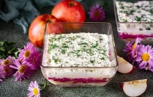 Silkė pataluose su obuoliais