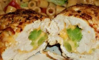 Sūriu ir brokoliais įdaryta vištienos krūtinėlė