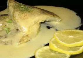 Žuvis baltame padaže